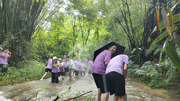 陳楷如：觀戰(zhàn)！“濕身”快樂(lè)！.jpg